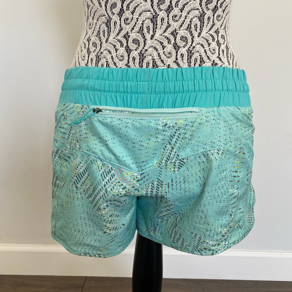 Patagonia workout shorts with tropical design - Picture 2 of 3